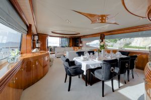 Superyacht Sunseeker 105 M/Y BABY Salon